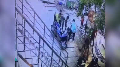 आगराः सड़क पर खुले नाले में गिर पड़े पूर्व विधायक भगवान सिंह कुशवाह, पत्नी को भी आईं गंभीर चोटें