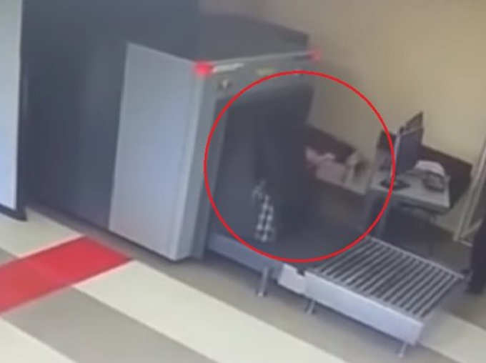 First Time At Airport, Confused Russian Man Gets Inside Baggage Scanning Machine