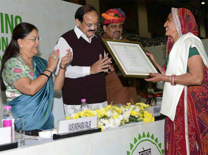 Farmer Santosh Devi Khedar Grow Apples And Pomegranates in Rajasthan, Earn 25 Lakhs Profit Every Year