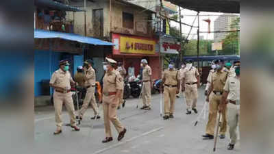 വഴിയാത്രക്കാരെ തടഞ്ഞ് ഫോൺ ചാറ്റ് പരിശോധിച്ച് പോലീസ്; വിമര്‍ശനം