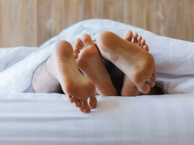 ​कंबल के नीचे फ्रेंड सर्कल के बीच सोने के दौरान किया सेक्स