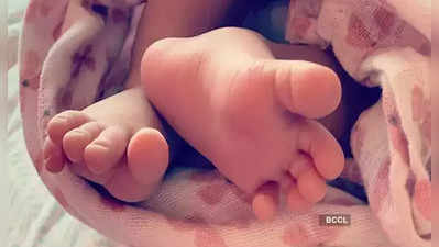 धक्कादायक! युट्यूब व्हिडिओ पाहून १७ वर्षीय मुलीने दिला बाळाला जन्म, आई-वडिलांपासून गर्भधारणा लपवली
