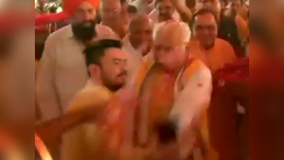 Selfie लेना चाहता था लड़का, हरियाणा के CM ने गुस्से में झटका हाथ