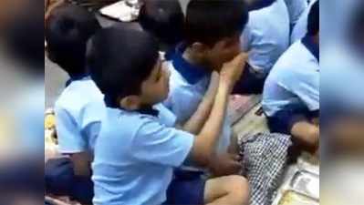 Viral Video: इन दो बच्‍चों की दोस्‍ती देख नम हो जाएंगी आपकी आंखें!