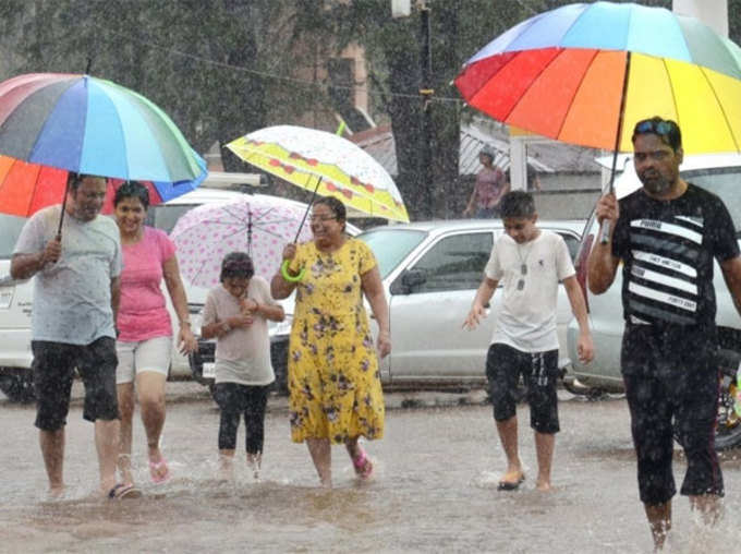 गोवा में बारिश के मजे लेते लोग