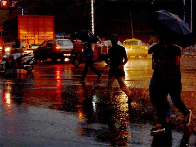 कोलकाता में बारिश की छीटें