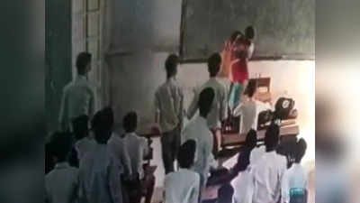 Gorakhpur news: शिक्षक ने मोबाइल यूज करने से किया मना तो छात्र ने फिल्मी अंदाज में पटक-पटक कर पीटा