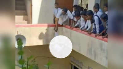 Mirzapur News: बच्चे ने की शरारत तो स्कूल के प्रिंसिपल ने मासूम छात्र को छत से लटका दिया उल्टा