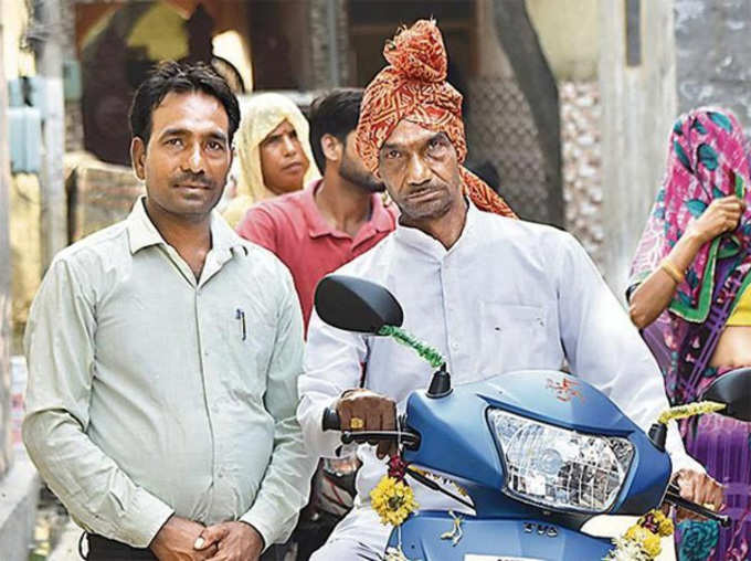 Swag Se Swagat: This School Peon Spent ₹3.5Lakh to fly to home 3 km away in chopper on retirement