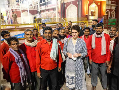 Priyanka Gandhi: रेल्वे प्रवास करत बुंदेलखंडात पोहचल्या प्रियांका गांधी; हमालांशी, मृत शेतकऱ्याच्या कुटुंबाशी संवाद