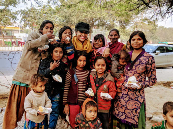 This Delhi Auto Driver Daughter Battling Cancer Provides Food To Slum Kids