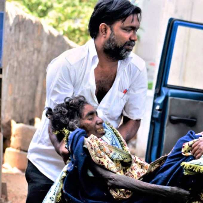 Meet George Who Take Care of Mental Patients Lying on Road And Help them To Meet Their Family Good Samaritans India