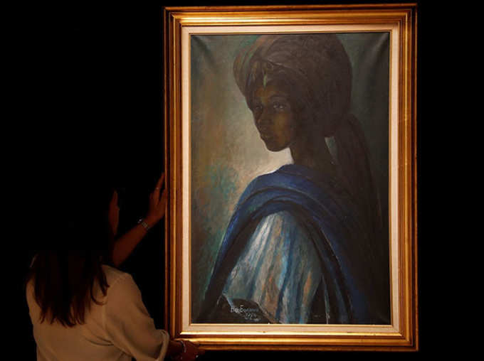 Nigerias Mona Lisa Painting Auctioned Worth A Whopping Rs 10 Crore Family Googles Signature On Their Paintings and Discover It is Antique 