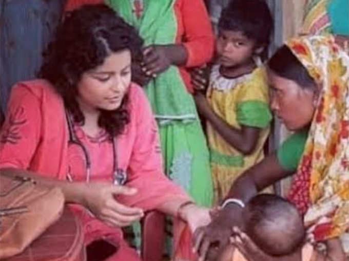 This West Bengal IAS Officer Treats Poor Patients on Holidays