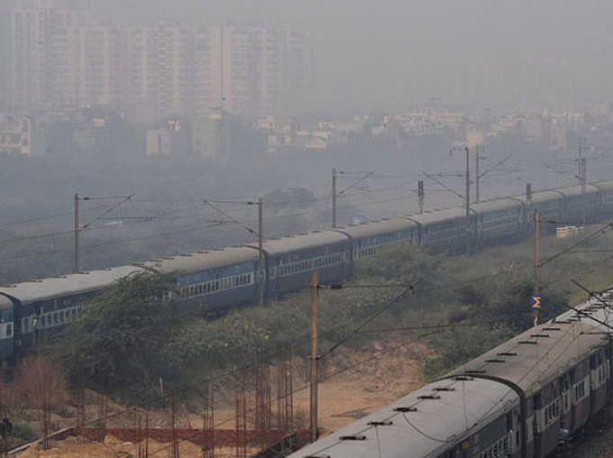 धुएं और धुंध से दिल्ली में स्वागत