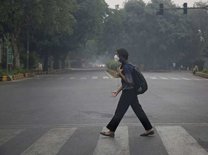 सूनी होने लगी हैं दिल्ली की सड़कें