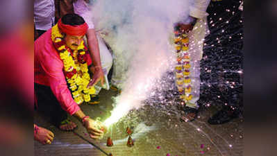 Fact Check: प्रदूषण के बावजूद BJP सांसद मनोज तिवारी ने जलाए पटाखे?
