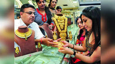 Gold Rate Today: धनतेरस से पहले सस्ता हुआ सोना, जानिए अब कितने रुपये में मिल रहा है एक तोला