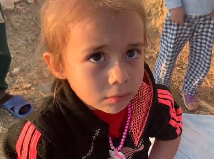 Heartbreaking Video of Syrian refugee girl begs Aid Worker For Help to get out of Iraqi refugee camp