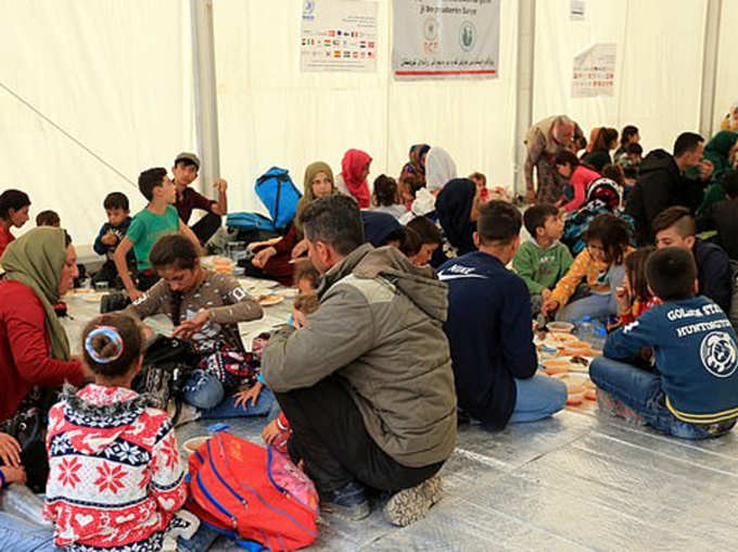 Heartbreaking Video of Syrian refugee girl begs Aid Worker For Help to get out of Iraqi refugee camp