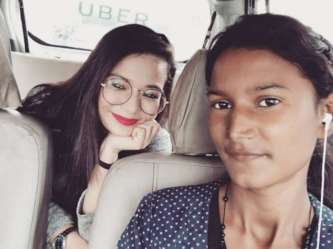 This is Komal 19 Year old Cab Driver in Delhi Whose Story of Hardwork is An Inspiration