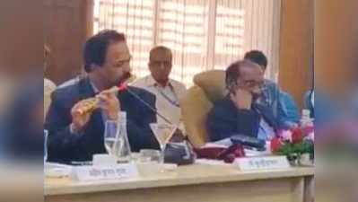 ISRO की कमि‍टी मीटिंग में डायरेक्‍टर साहब ने बजाई बांसुरी, विडियो वायरल