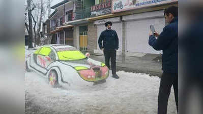 कश्मीरी युवक ने बर्फ से बनाई स्पोर्टर्स कार, दूर-दूर से सेल्फी लेने आए लोग