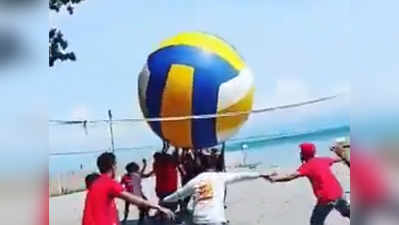 विडियो: इन लड़कों ने ऐसे Volleyball खेला कि दुनिया देख रही है!