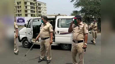 विडियो: सख्ती नहीं, मुंबई पुलिस ऐसे रोक रही है घर से निकलने से