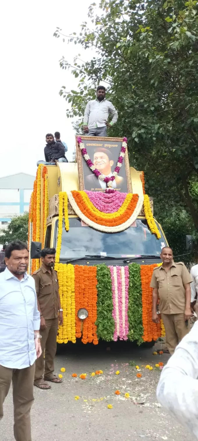 ಪಾರ್ಥಿವ ಶರೀರದ ಮೆರವಣಿಗೆಗೆ ರೆಡಿಯಾದ ವಾಹನ