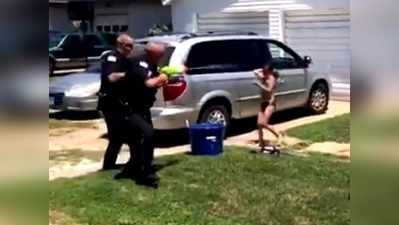 पुलिस ने पिचकारी के साथ बच्चों पर बोला धावा, वीडियो वायरल