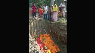 फतेहपुरः हिन्दू रीति-रिवाज से हुआ 11 बंदरों का अंतिम संस्कार, अंतिम विदाई के लिए उमड़ी भीड़