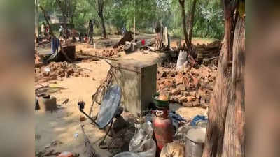 वाराणसीः मुसहर बस्ती में निर्माण कार्य पर DM ने लगाई रोक, आवासीय स्कूल के लिए गिरा दिए गए थे लोगों के घर