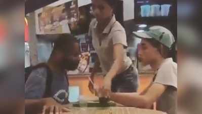 दिव्यांग शख्स को रेस्टोरेंट में काम करने वाली दो लड़कियों ने हाथ से खिलाया खाना