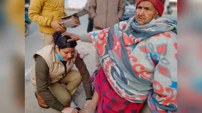 ठंड में नंगे पैर घूम रही थी बुजुर्ग महिला, SHO ने देखा तो पहनाए जूते