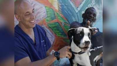 बेघर लोगों के कुत्तों का फ्री में इलाज करता है ये वेटरनरी डॉक्टर