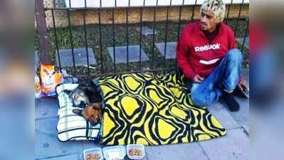 बेघर ने बेजुबानों को दिया अपना बिस्तर, फोटो बनी इंसानियत की मिसाल!