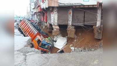 दिल्ली बारिश: गड्ढे में गिरा ट्रक, पब्लिक बोली-लंदन की सड़कें हैं भई