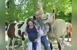 Funny Pics: पति-पत्नी करवा रहे थे फोटोशूट, घोड़े ने बीच में दांत निकाल दिए