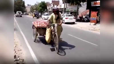 100 साल की उम्र में रिक्शे पर बेचते हैं सब्जी, ताकि अनाथ पोता-पोती का पेट भर सकें