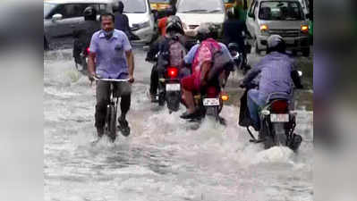 दिल्ली की बारिश: मौसम हुआ सुहावना, लेकिन लोगों ने दिखाया सड़कों का हाल