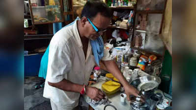 कोलकाता: किशोर कुमार का वो जबरा फैन जो लोगों को स्पेशल अंदाज में पिलाता है चाय