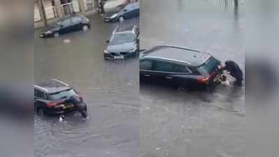 बाढ़ के पानी में फंसी कार, महिला के साथ कुत्ते ने मिलकर लगाया धक्का