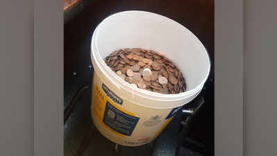 बंदा हफ्तों से मांग रहा था सैलरी, मालिक ने सिक्कों से भरी बाल्टी दे दी