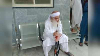 Pakistan: मस्जिद में फहराया तालिबानी झंडा, पुलिस आई तो मौलवी ने AK47 निकाली!