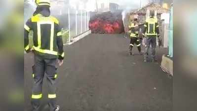 खतरनाक वीडियो: सड़क पर बहा खौलता हुआ लावा, निगल गया स्विमिंग पुल