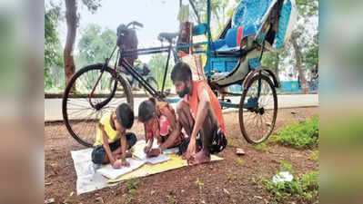 घर टूट गया, पत्नी चली गई, पर हार नहीं मानी, रिक्शे को घर बना ऐसे पढ़ा रहा है बच्चों को