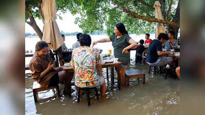 बाढ़ से भरा पानी, लेकिन कैफे के मालिक ने संकट को अवसर में बदल दिया