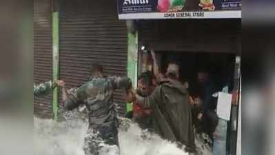 बाढ़ में फंसे लोगों को जवानों ने बचाया, वीडियो बता देगा एकता में कितना बल है