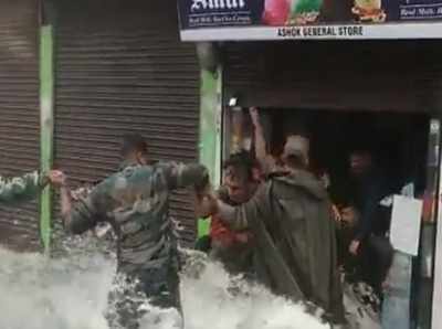 बाढ़ में फंसे लोगों को जवानों ने बचाया, वीडियो बता देगा एकता में कितना बल है